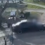 Уволнен служител удари и влачи