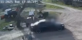 Уволнен служител удари и влачи