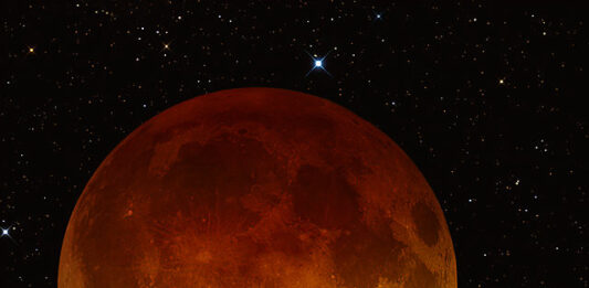 Пълно лунно затъмнение