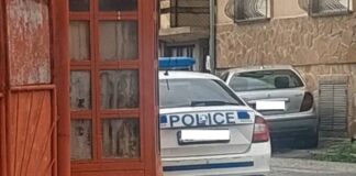 Патрулка охранява полицейски шеф