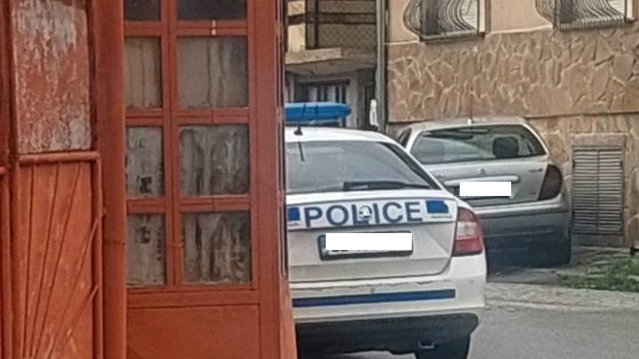 Полицейски автомобил охранява улицата на която живее Борко Парнаджията Борис