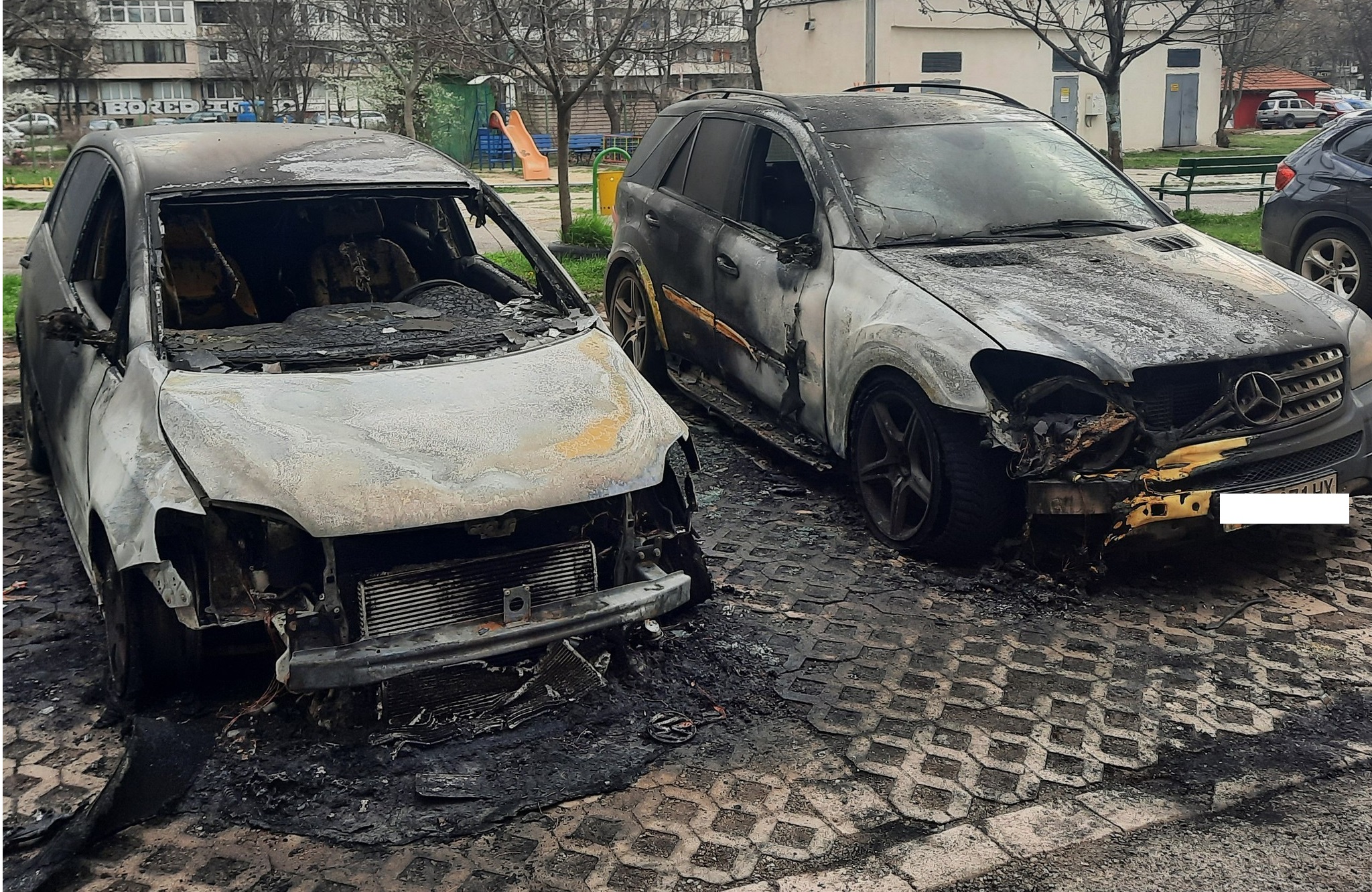 3 коли са горели пред блок 38 Б в столичния