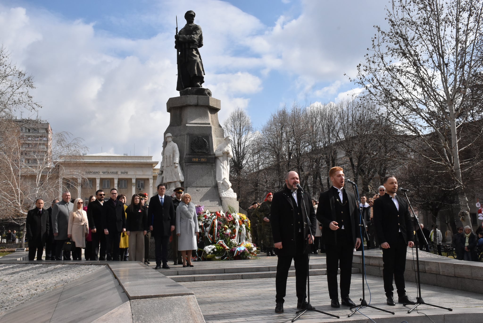 С тържествена церемония по издигане на Националното знаме и ритуал