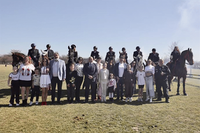 С празнично настроение на площада в кв Бенковски днес и