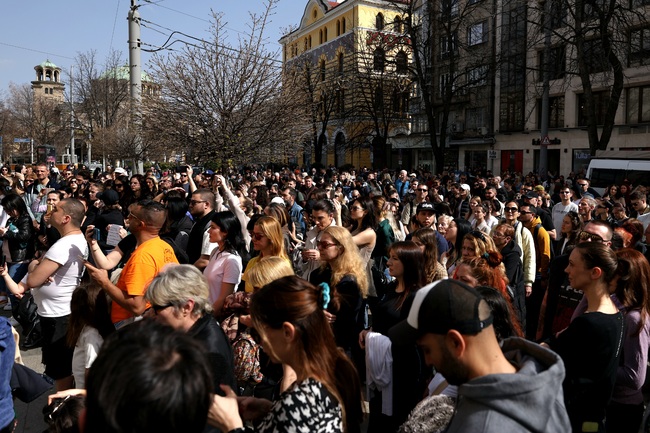 Стотици граждани се събраха на протест пред сградата на Съдебната
