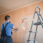 Майстор ремонтира и боядисва