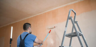 Майстор ремонтира и боядисва