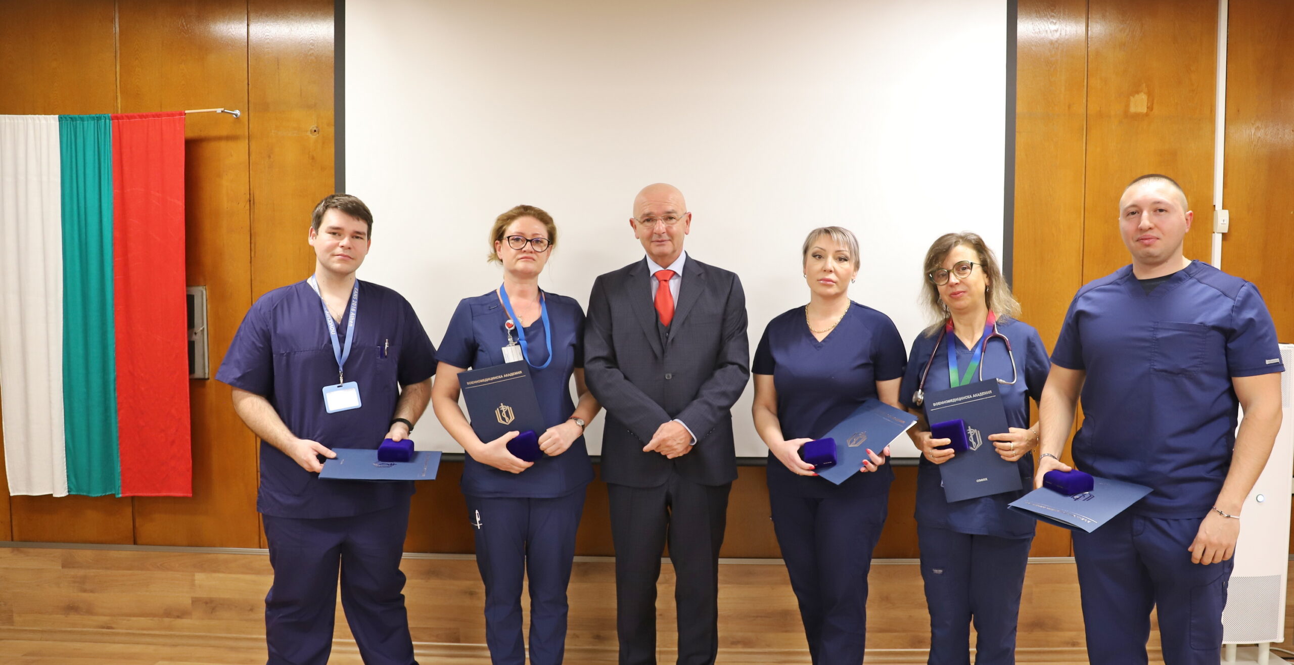 Специалистите от които участваха в авиомедицинската евакуация на пострадали