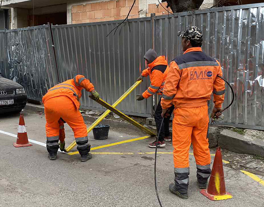 Започна поетапното опресняване на хоризонталната маркировка в обхвата на синята
