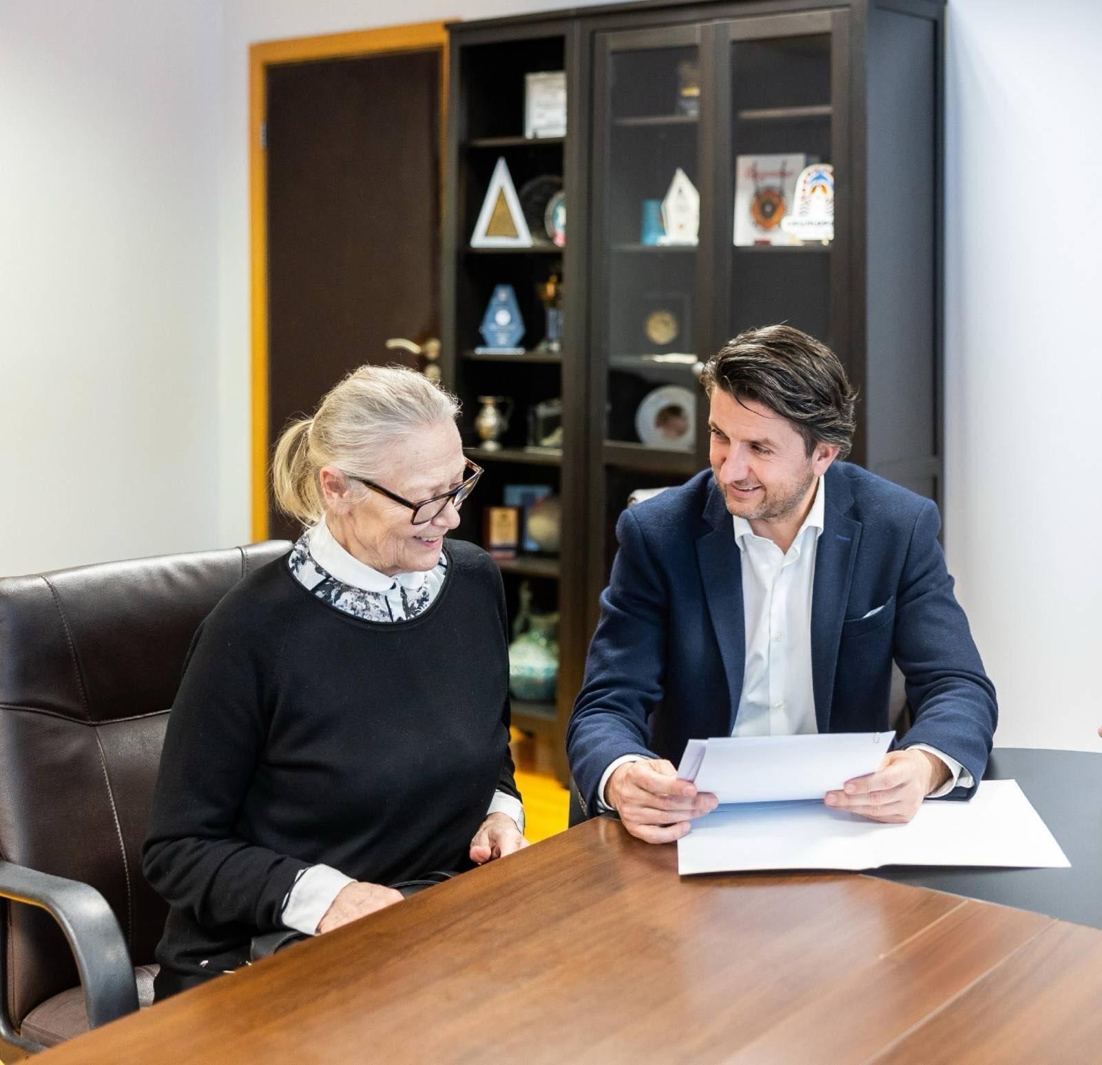 подкрепя Международния театрален фестивал Варненско лято и в тази връзка