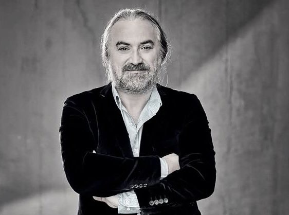 Известният турски певец Волкан Конак почина на 30 март  след като