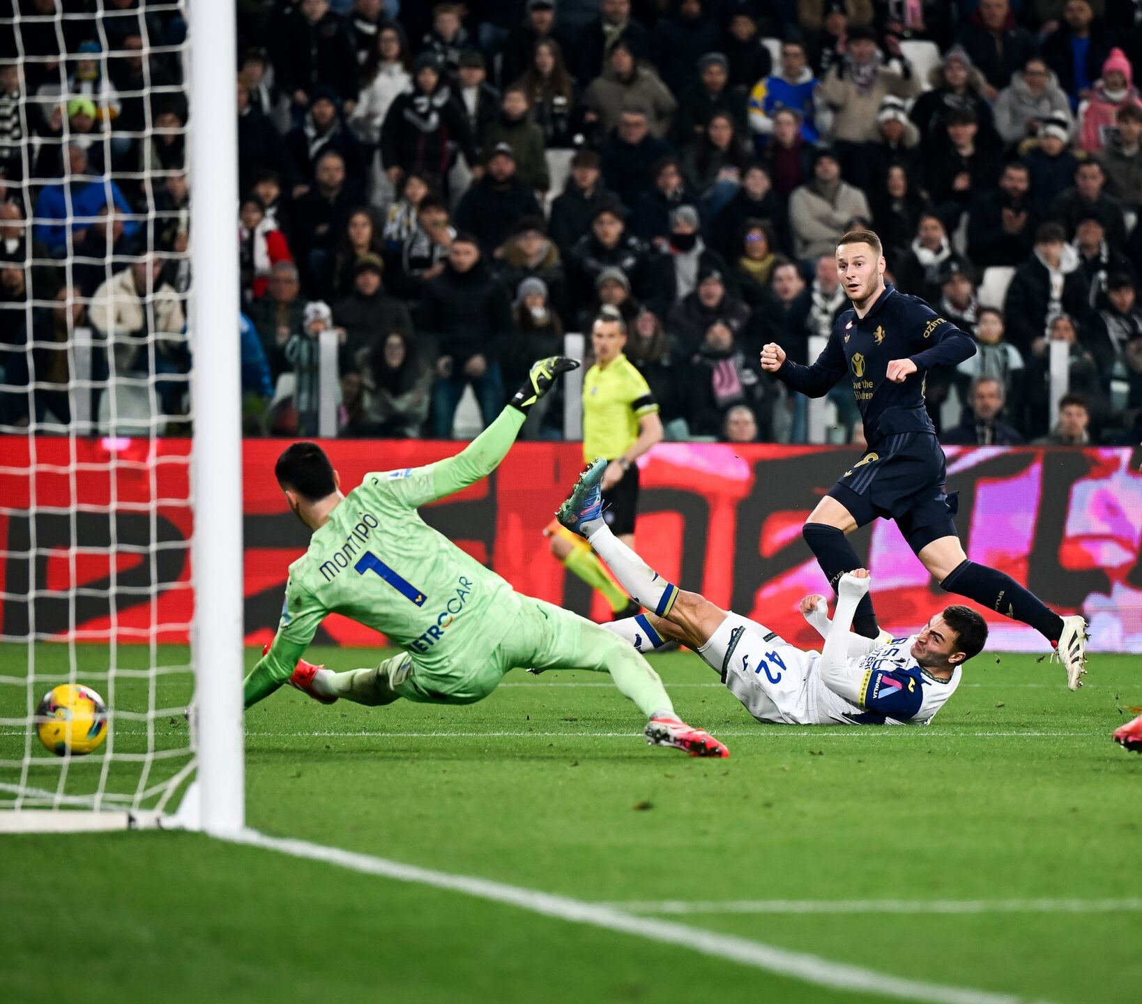 продължи успешната си серия в италианската Серия А побеждавайки Верона