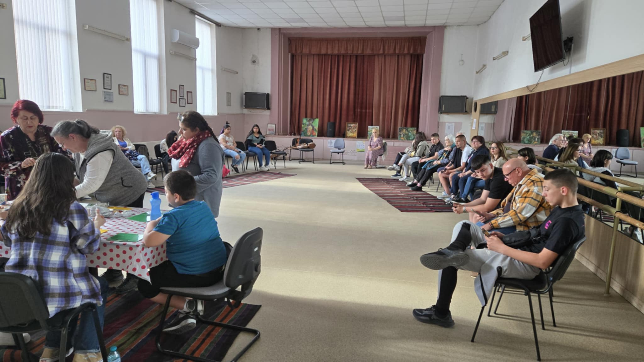 20 деца и обществени възпитатели от Местната комисия за борба