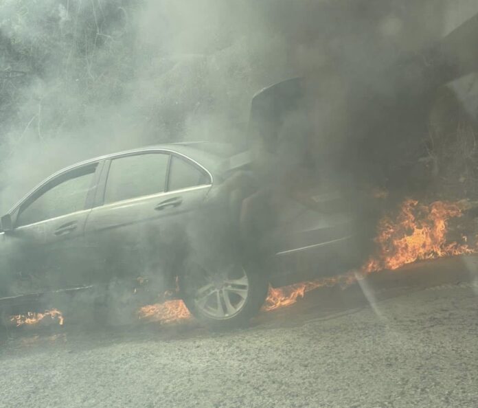 Автомобил гори в Прохода на Републиката