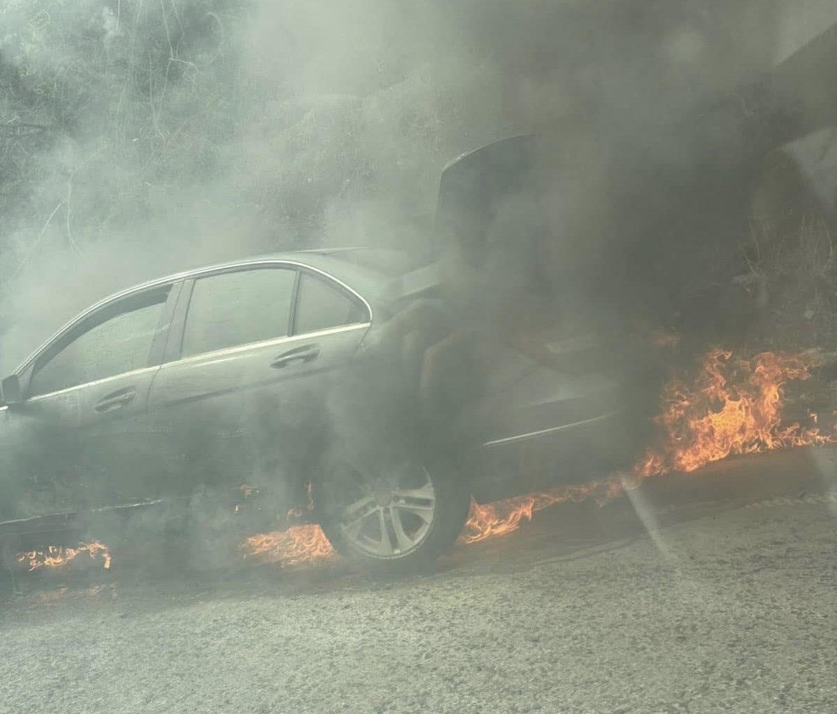 Автомобил е избухнал в пламъци на Хаинбоаз съобщиха очевидци в Злополуката
