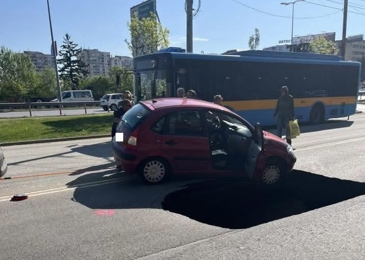 Инженери от направление Обществено строителство на както и от