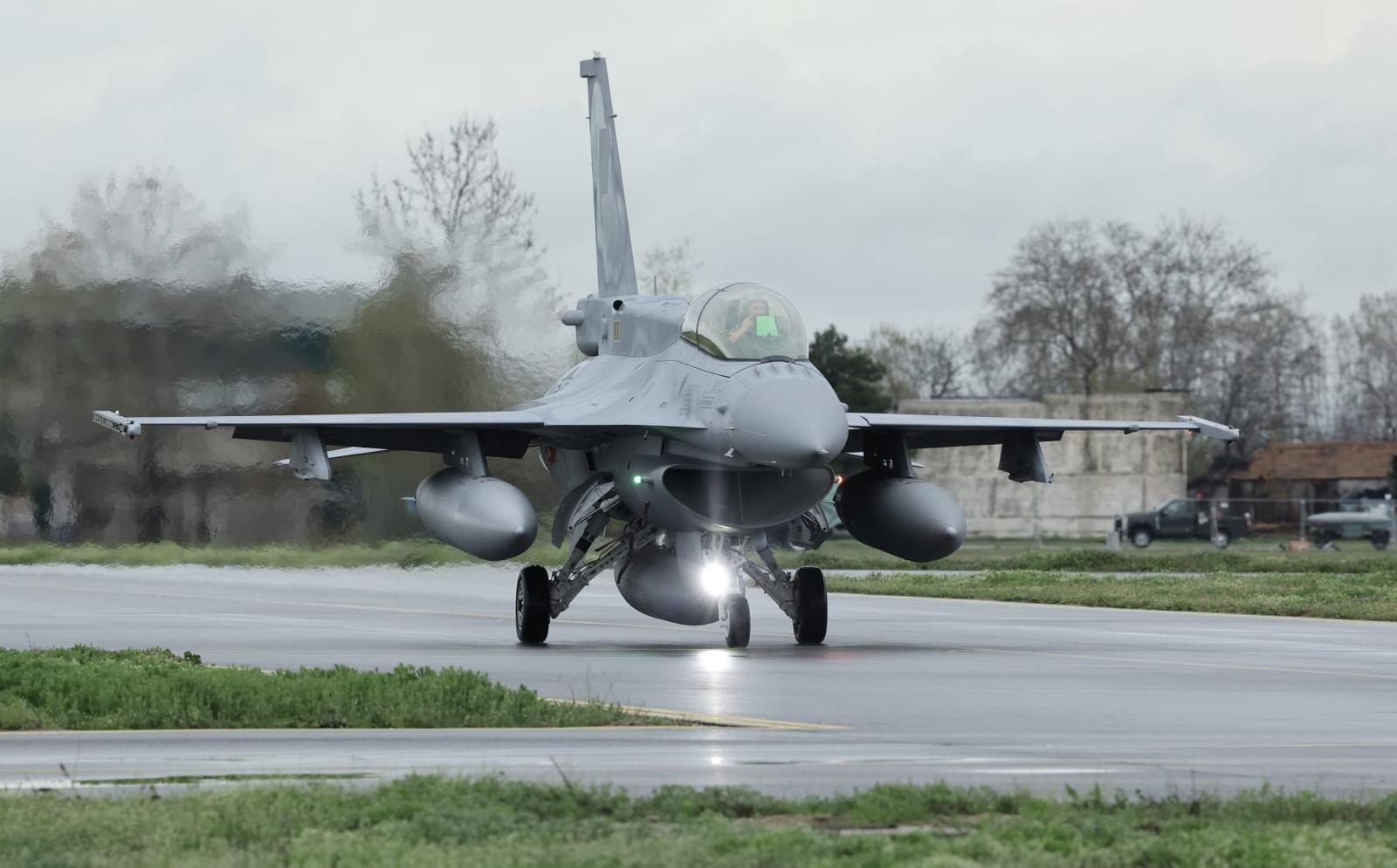 Първият български F 16 пристигна Но не това е темата Ще