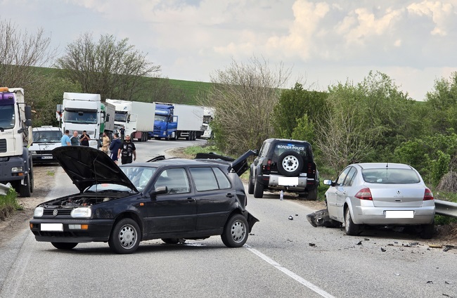 От пресцентъра на потвърдиха за тежката катастрофа на пътя между