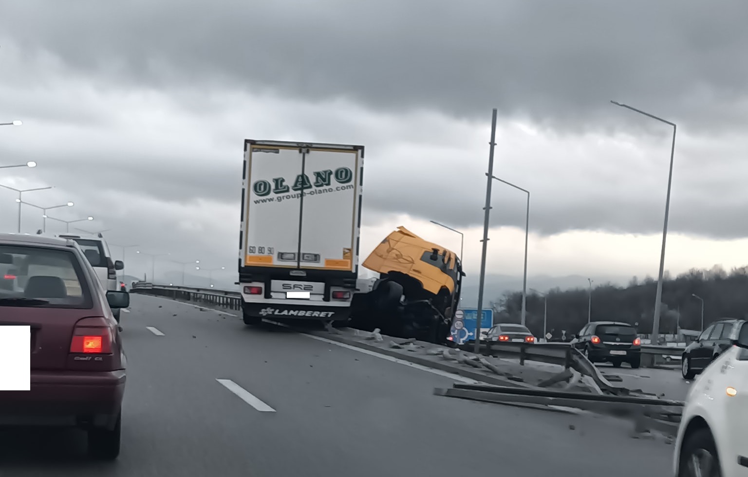 Тир е катастрофирал на Околовръстното в София в участъка над