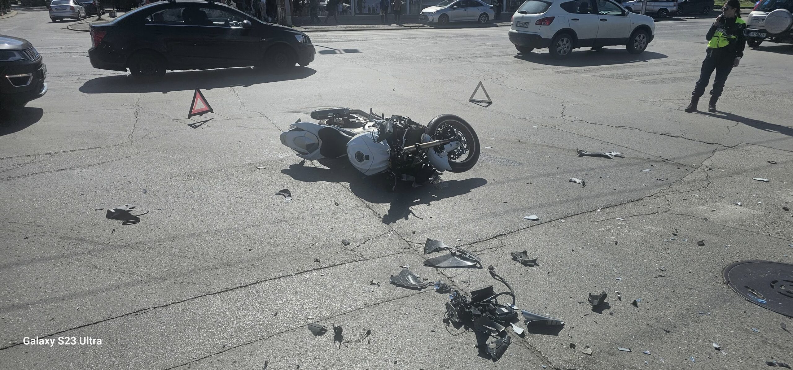 Зрелищна катастрофа с моторист е станала в София този следобед