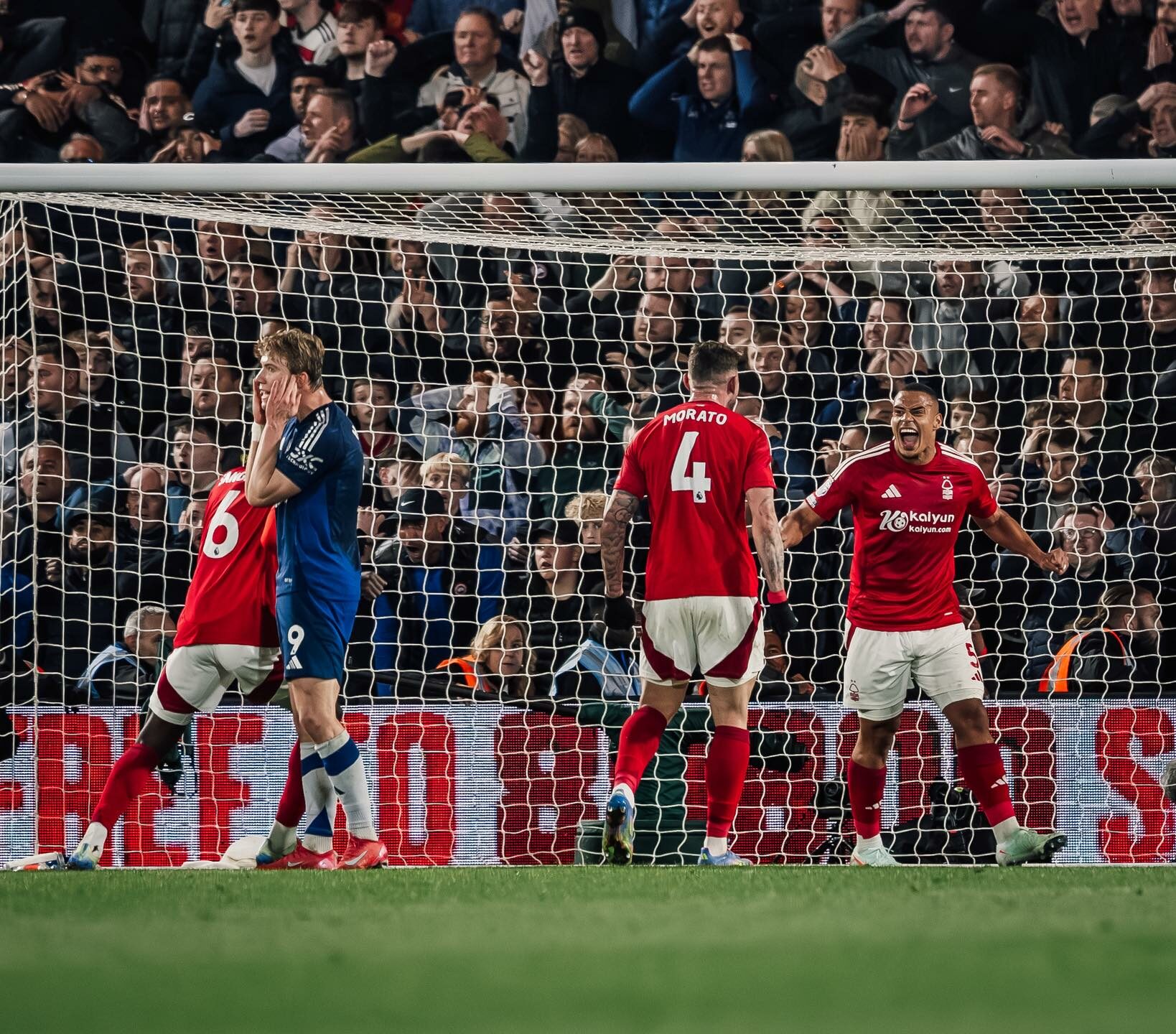 победи Манчестър Юнайтед с 1 0 в мач от 30 ия кръг