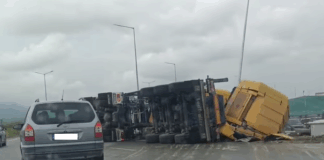 Обърнат камион