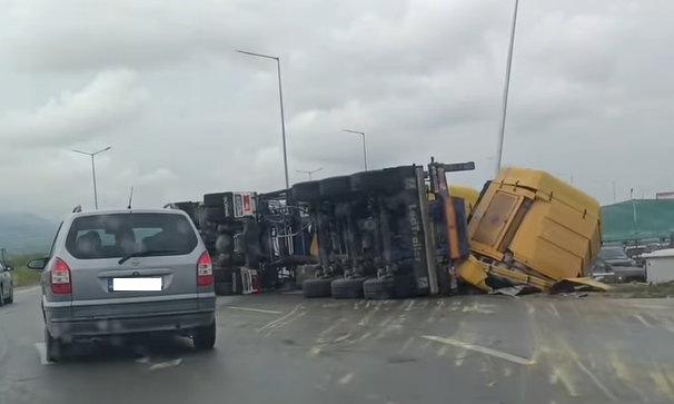 Тир превозващ празни бутилки с метан се е обърнал на