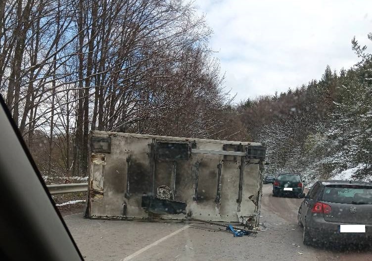 Контейнер на камион се е обърнал при качване към прохода