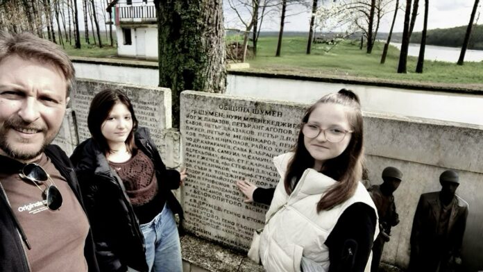 Огнян Стефанов и двете му деца