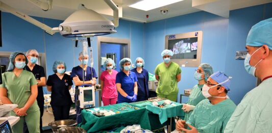 Операция на живо пред медици