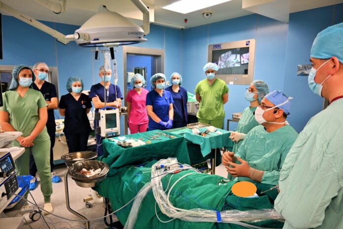 Операция на живо пред медици