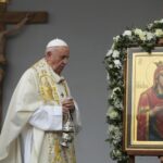 Папа Франциск с омофора, подарена му в България през 2019 г.