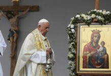 Папа Франциск с омофора, подарена му в България през 2019 г.