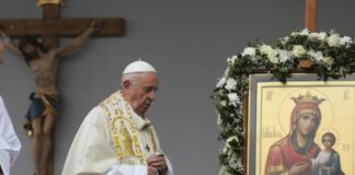 Папа Франциск с омофора, подарена му в България през 2019 г.