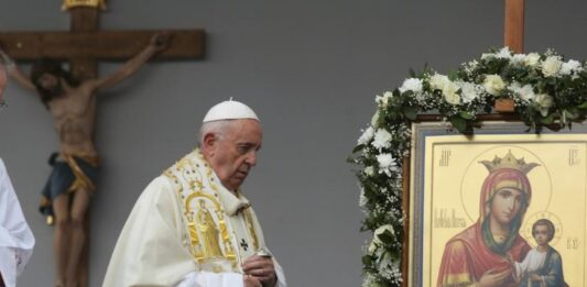 Папа Франциск с омофора, подарена му в България през 2019 г.