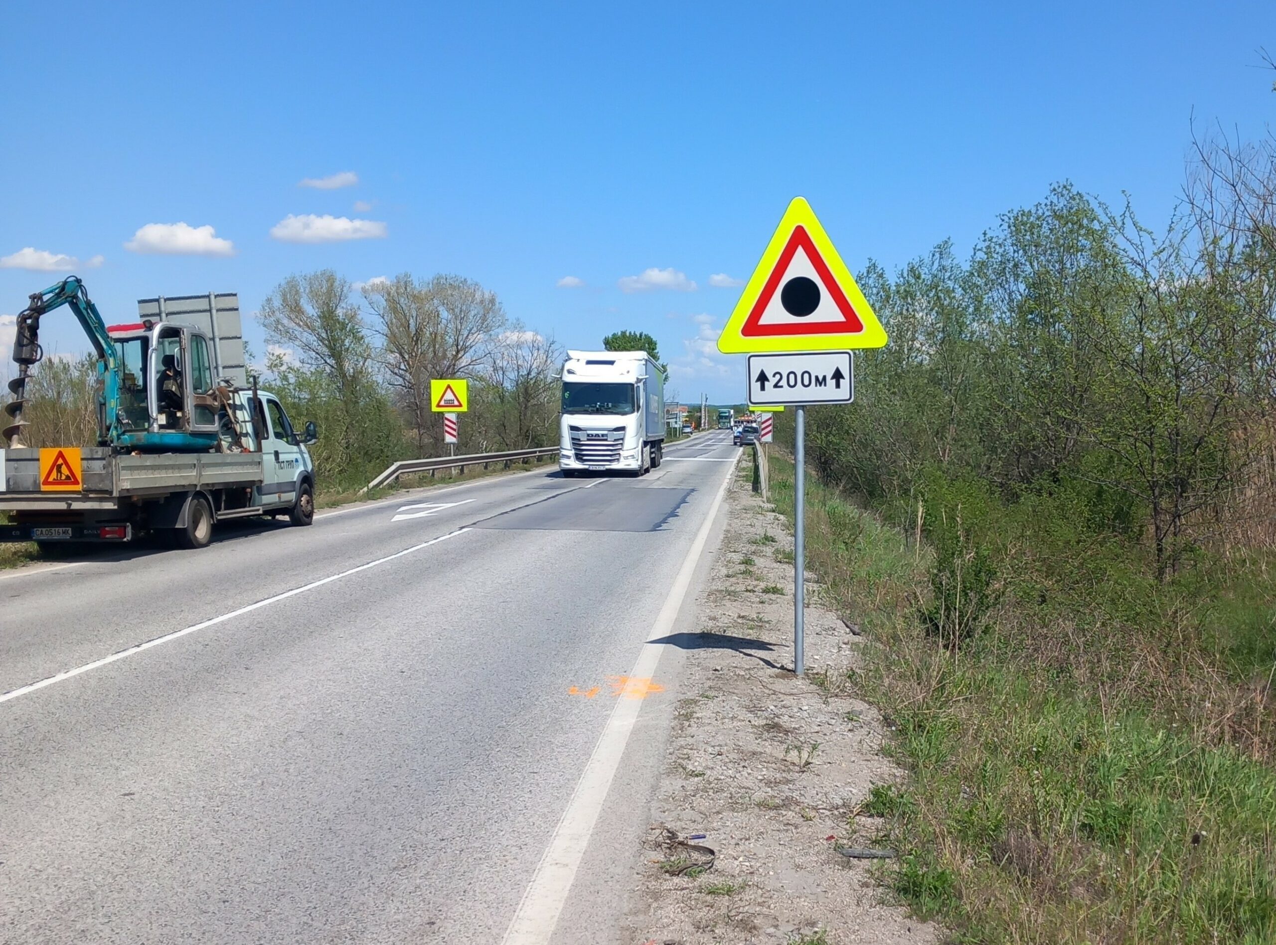 Продължава поставянето на нови пътни знаци и маркировка в отсечки