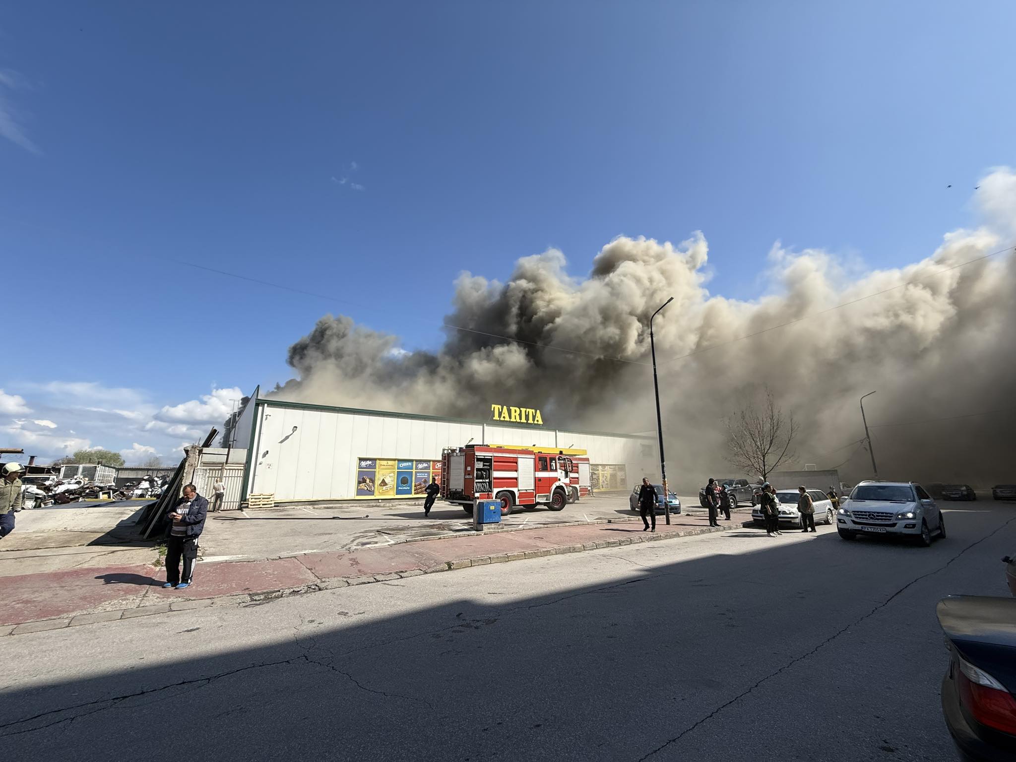 Пламъци са обхванали покрив на хипермаркет в Пазарджик съобщиха от