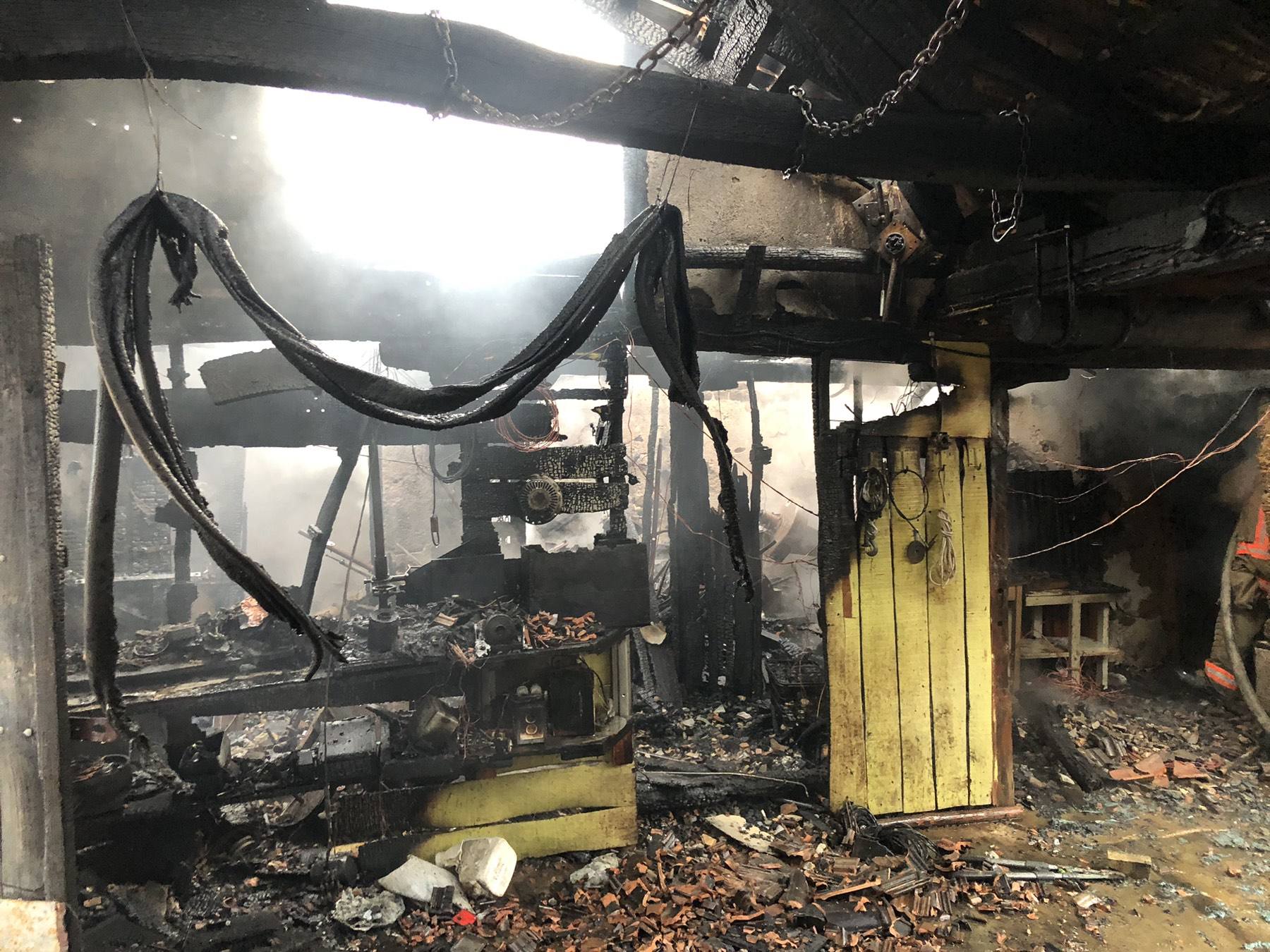 Две бараки и плевня намиращи се в дворни места на