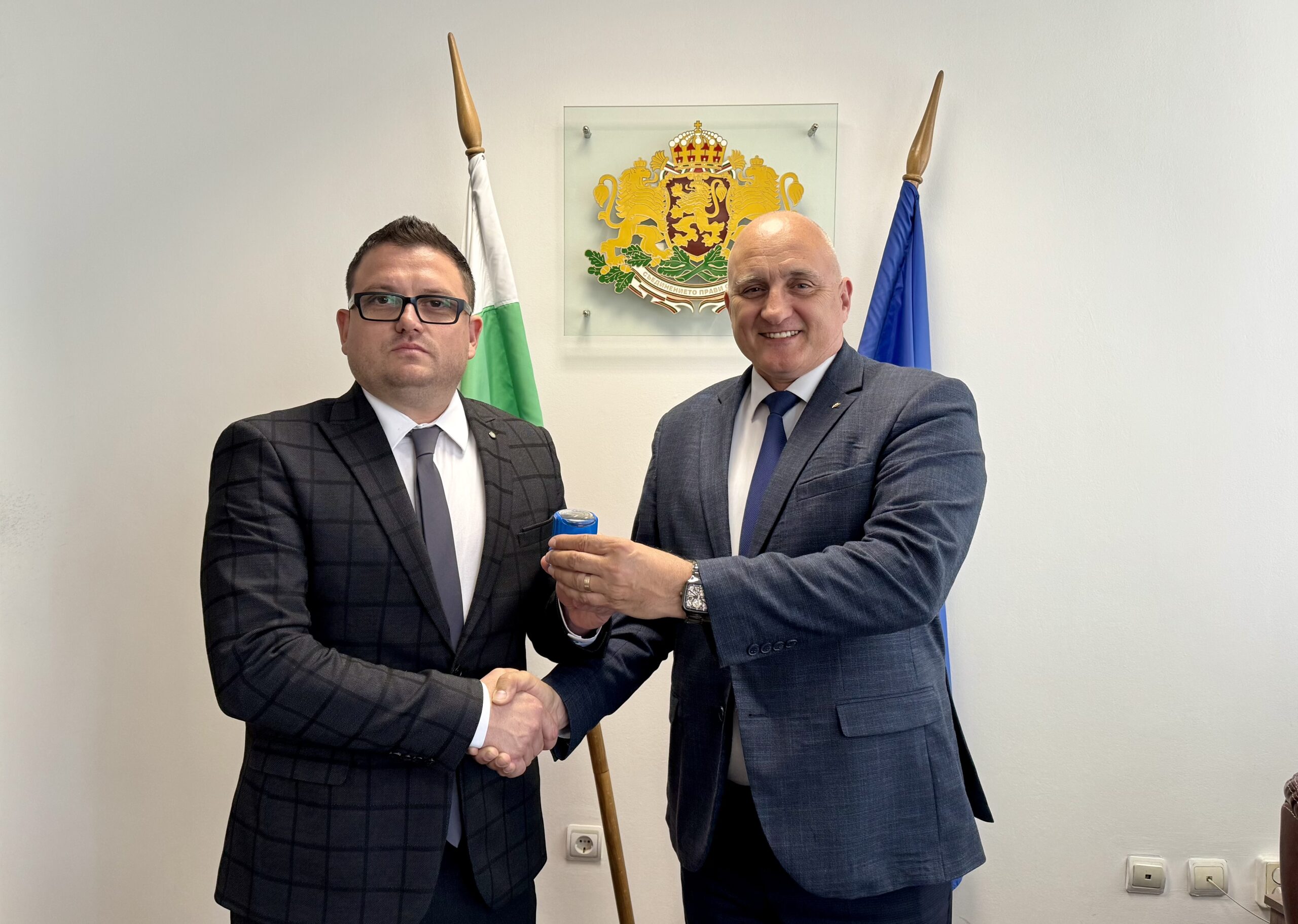 С решение на за назначаване на областен управител на област