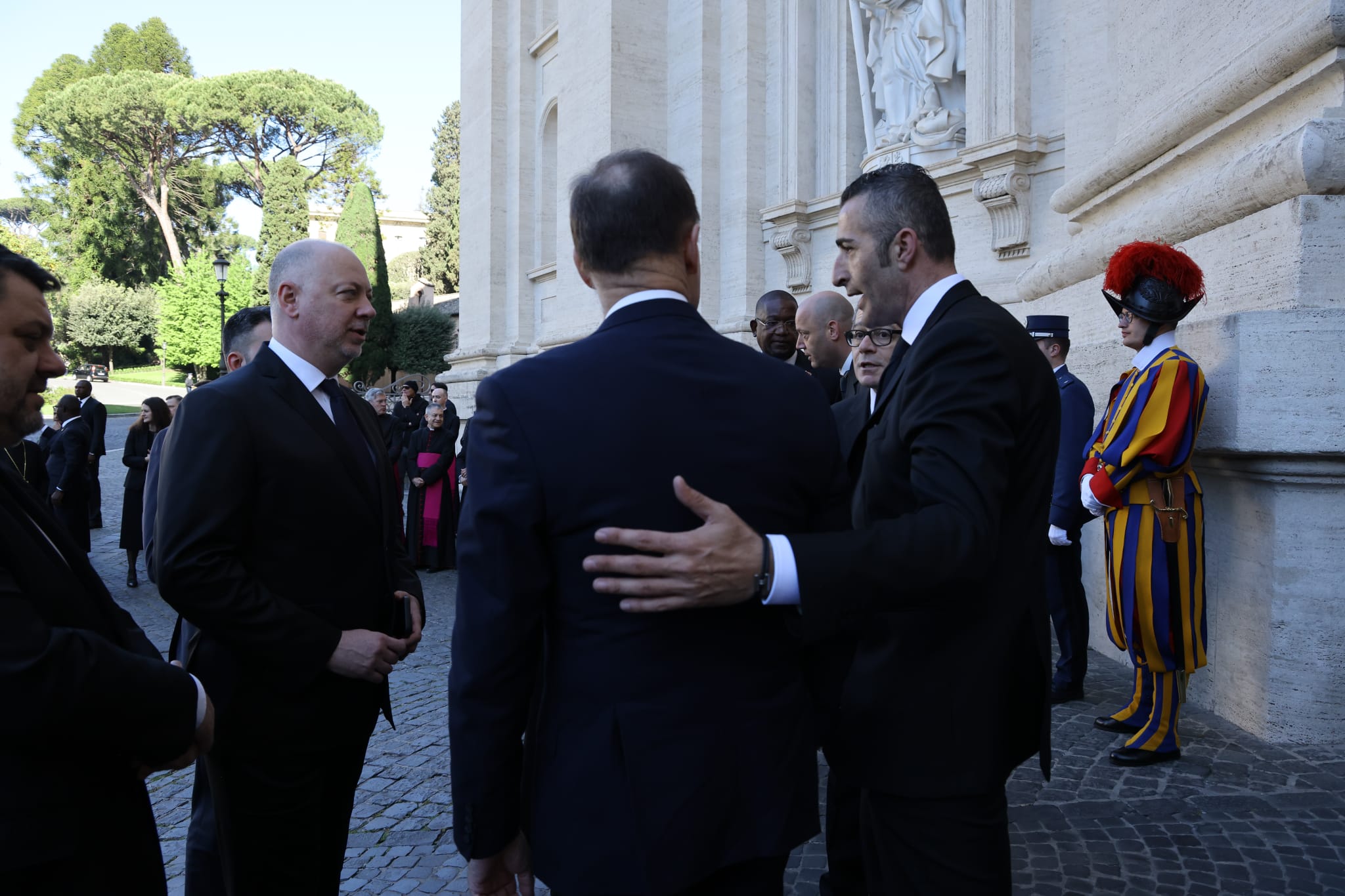 Премиерът пристигна във Ватикана където заедно с водената от него