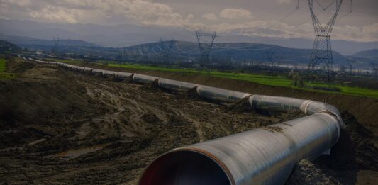 Разлив на петрол. Тръба.