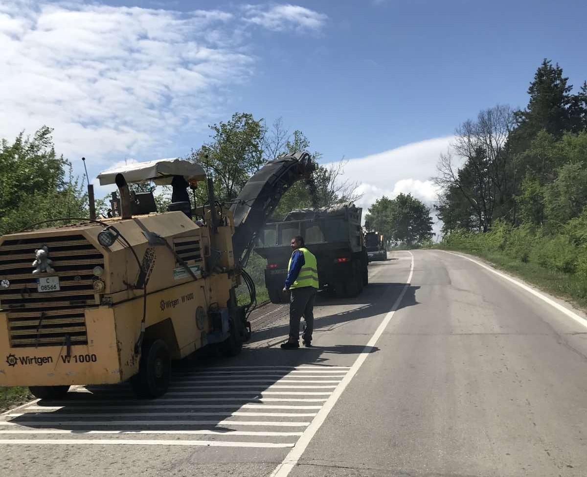 Асфалтира се участък с дължина около 200 м от път