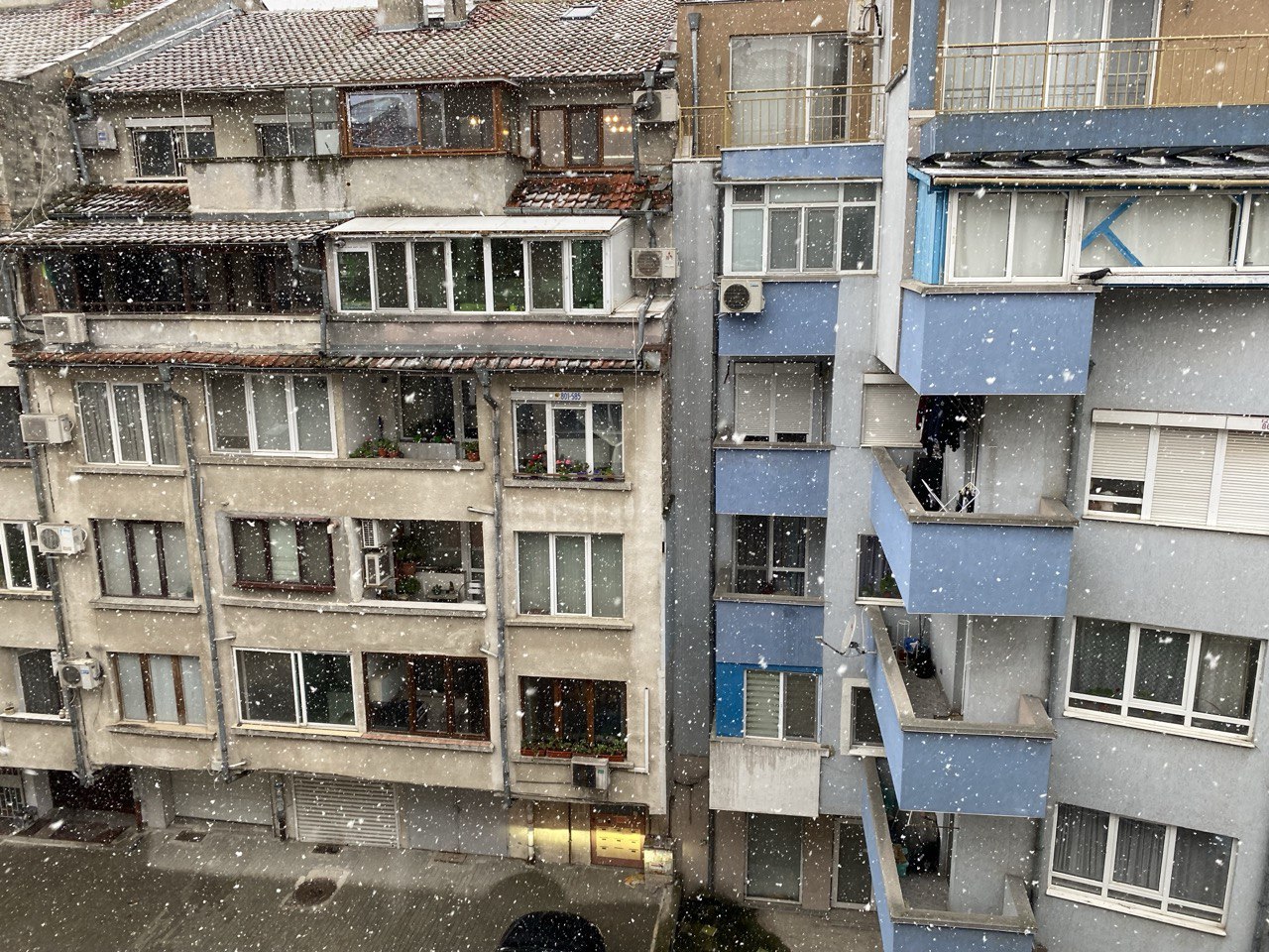 Сняг заваля и в Бургас и то през април Снегът