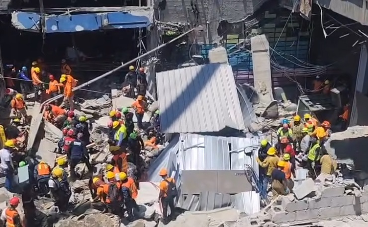 Тълпа от хора става все по разтревожена в сряда докато чака