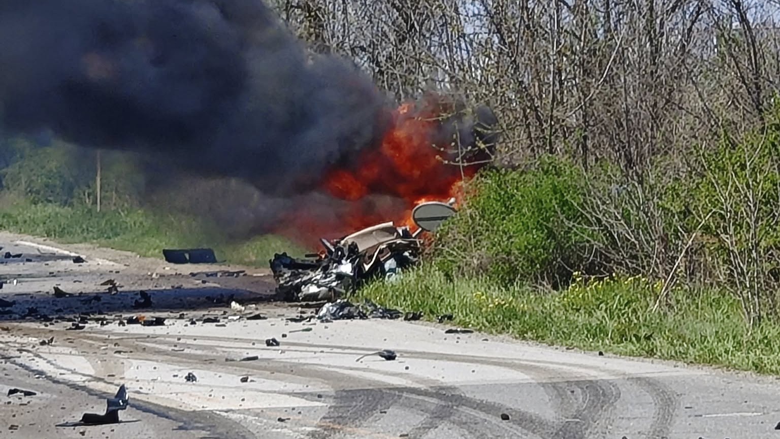 Загинал е шофьорът на лекия автомобил от зверската катастрофа край