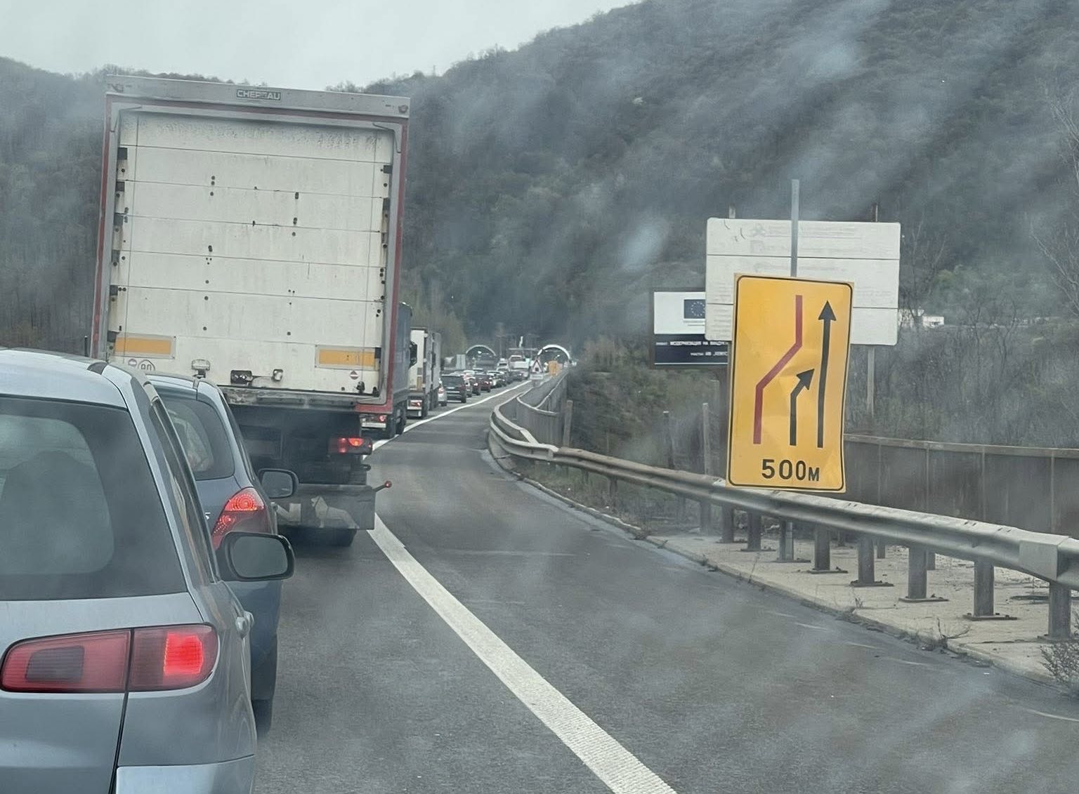 Временно движението в изпреварваща лента при 16 и км на АМ