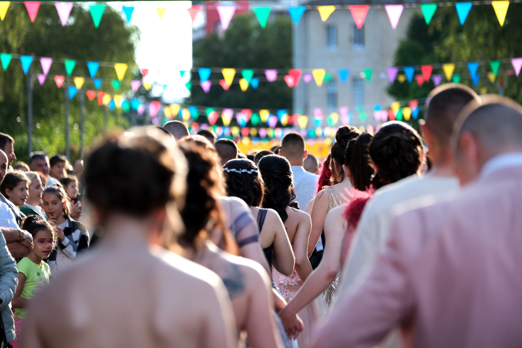 Младите хора които тази година са се дипломирали в средните