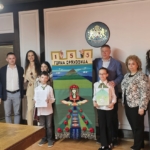 Деца от Горна Оряховица втъкаха историята на града в уникално вълнено пано