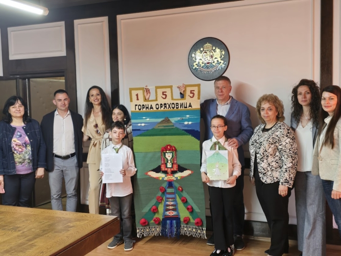 Деца от Горна Оряховица втъкаха историята на града в уникално вълнено пано