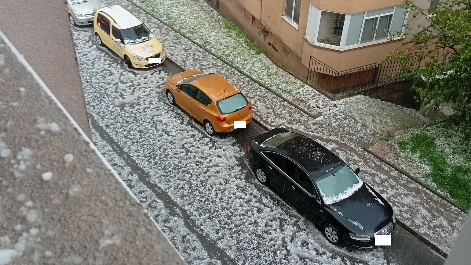 Бургас беше връхлетян от мощна гръмотевична буря придружена от и